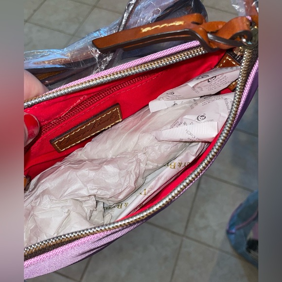 Dooney and Bourke orchid nylon messenger bag, BRAND NEW WITH TAGS - Picture 4 of 6